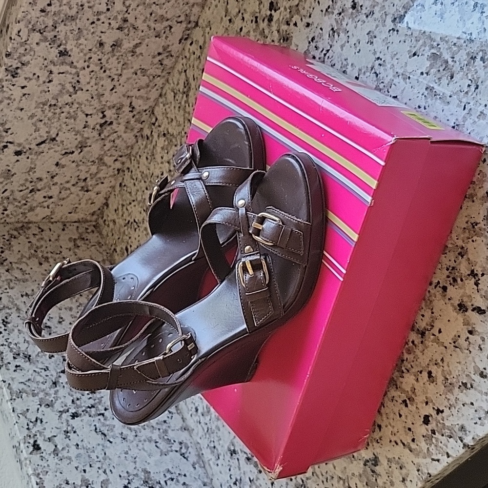 🔥🔥Special Free Offer!!🔥🔥BCBGirls brown wedges US sz 8.5